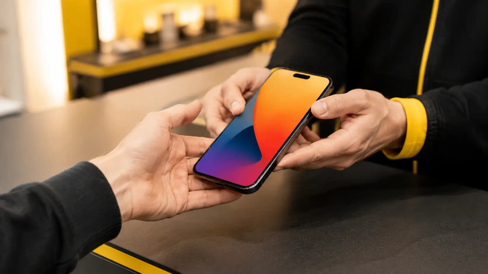 Майстер повертає клієнту справний iPhone після ремонту